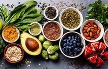 Chuyên gia về tuổi thọ 'trẻ hơn 20 tuổi' nhờ sử dụng 1 loại rau, 2 loại quả và 1 loại trà mỗi ngày