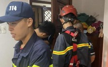 Công an đu dây giải cứu bé gái mắc kẹt ở tầng 16 chung cư Công an đu dây giải cứu bé gái mắc kẹt ở tầng 16 chung cư