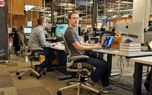 Bi hài nhân viên Facebook: Bị ép đi làm lại nhưng văn phòng không đủ chỗ, phải ngồi sàn...'họp trực tuyến'