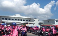Hàng nghìn công nhân ăn cơm trưa xong đồng loạt bỏ về