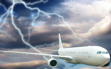 Máy bay đi vào tâm bão, hành khách nói 'như tàu lượn siêu tốc'