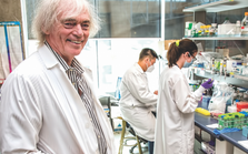 Giải Nobel 2023 gây tranh cãi khi 'bỏ quên' giáo sư mở đường vaccine COVID-19