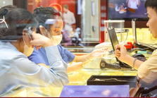 Giá vàng liên tục tăng dữ dội, người vay vàng còng lưng trả nợ