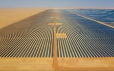 Trung Quốc lại khiến thế giới nể phục: 5.000 người xây nhà máy điện mặt trời lớn nhất toàn cầu gồm 4 triệu tấm pin giữa sa mạc, bán điện giá chỉ hơn 300 đồng/kWh
