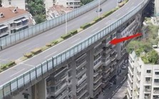 Độc dị Trung Quốc: Xây 10 tòa nhà dưới cầu vượt, người dân không phản đối còn nô nức kéo tới chụp ảnh