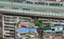 Cận cảnh 'cầu vượt trên nóc chung cư' ở Trung Quốc Cận cảnh 'cầu vượt trên nóc chung cư' ở Trung Quốc