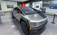 Tesla chính thức bàn giao bán tải điện Cybertruck sau nhiều năm trì hoãn: Chạy nhanh hơn siêu xe, giá khởi điểm đắt hơn công bố 50%