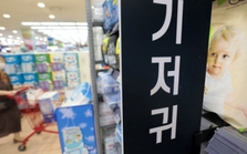 Tỷ lệ sinh thấp kéo theo nỗi khổ cha mẹ Hàn Quốc phải đối mặt, mỗi lần vào siêu thị tìm mỏi mắt mới thấy thứ cần thiết này