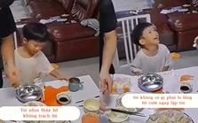 Con trai nhỏ vô tình làm đổ nước hoa quả lênh láng khắp mặt bàn, thái độ của bố mẹ khiến ai nấy ngạc nhiên