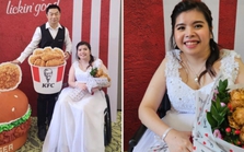 Làm đám cưới ngập gà KFC, cô dâu chú rể khiến dân mạng cười bò: Đến bó hoa cũng độc nhất!