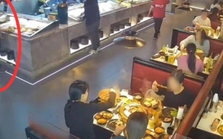 Bị lấy mất điện thoại trong nhà hàng, cô gái chưng hửng khi nghe yêu cầu "tiền chuộc" trơ trẽn của người đàn ông