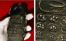 Khai quật mộ cổ, chuyên gia bất ngờ tìm thấy 'điện thoại Nokia' 800 năm tuổi
