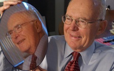 Đồng sáng lập Intel, cha đẻ “định luật Moore”, ông Gordon Moore vừa qua đời ở tuổi 94