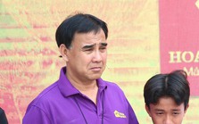MC Quyền Linh bật khóc: "Tôi phải sống trong nhà mái dột, trời mưa phải hứng nước"