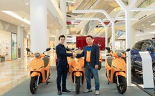 Ahamove mua 200 xe VinFast để mở dịch vụ cho thuê xe máy điện đầu tiên tại Việt Nam, sẽ thuê 1.000 xe từ công ty riêng của ông Phạm Nhật Vượng
