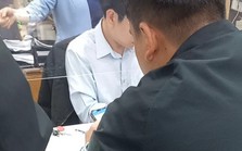 Nhân viên nhà mạng ép khách mua gói cước một năm nếu muốn đổi sang chính chủ Nhân viên nhà mạng ép khách mua gói cước một năm nếu muốn đổi sang chính chủ