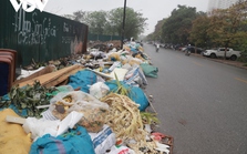 Rác thải vứt la liệt, bốc mùi hôi thối gần khu đông dân cư ở Hoàng Liệt