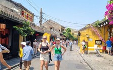 Chưa thực hiện phân luồng lối riêng, thu vé tất cả du khách vào phố cổ Hội An từ 15/5