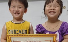 Hai bé song sinh hạnh phúc được ông ngoại tặng tấm giấy khen 'vô giá'