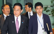 Thủ tướng Nhật Bản sa thải con trai sau hành động gây tranh cãi