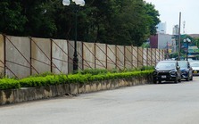 Cận cảnh 500 m hàng rào bêtông bịt kín lối đi khiến người dân khổ sở Cận cảnh 500 m hàng rào bêtông bịt kín lối đi khiến người dân khổ sở