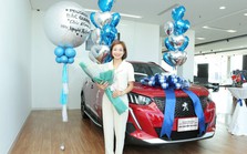 VĐV Nguyễn Thị Oanh đã nhận chiếc xe Peugeot 2008 được tặng VĐV Nguyễn Thị Oanh đã nhận chiếc xe Peugeot 2008 được tặng