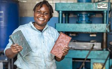 Bỏ việc văn phòng khởi nghiệp từ rác, cô gái châu Phi tái chế hàng tấn rác nhựa thành loại gạch bền và rẻ