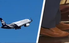 Hàng không New Zealand cân hành khách trước khi lên máy bay Hàng không New Zealand cân hành khách trước khi lên máy bay