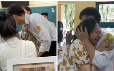 Cô giáo bật khóc nức nở khi bị học sinh "lừa" ngay trong buổi học cuối cùng Cô giáo bật khóc nức nở khi bị học sinh "lừa" ngay trong buổi học cuối cùng