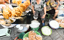 Rủi ro từ thực phẩm đường phố trong mùa hè, chuyên gia chỉ cách phòng tránh Rủi ro từ thực phẩm đường phố trong mùa hè, chuyên gia chỉ cách phòng tránh