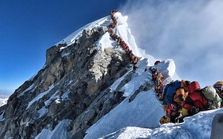 Sự thật phía sau cảnh 'tắc đường' lên đỉnh Everest Sự thật phía sau cảnh 'tắc đường' lên đỉnh Everest