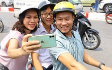 Thí sinh thở phào sau khi hoàn thành môn đầu tiên thi vào lớp 10 Hà Nội Thí sinh thở phào sau khi hoàn thành môn đầu tiên thi vào lớp 10 Hà Nội