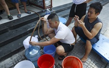 Hà Nội: Chung cư mất nước, hàng trăm người dân đội nắng 40 độ C, xách từng bình nước về sinh hoạt
