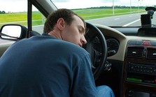Từ vụ 3 bố con bị ngạt trong ô tô: Vì sao lái xe cả ngày không sao, nhưng ngủ trong ô tô chỉ 1 giờ cũng có thể tử vong?