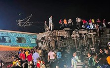 Hiện trường vụ tai nạn tàu hoả thảm khốc khiến hơn 1.100 người thương vong ở Ấn Độ