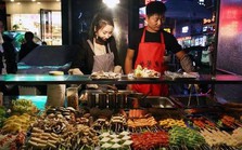 Hai vợ chồng Trung Quốc bán thịt xiên giá rẻ, chẳng mấy chốc mua nhà tậu xe: Làm nhỏ ăn lớn không khó, tất cả là ngờ 4 "độc chiêu"