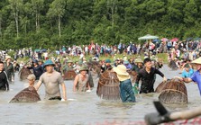 Hàng nghìn người đội nắng chen chúc bắt cá cầu may Hàng nghìn người đội nắng chen chúc bắt cá cầu may