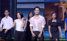 [Clip] Chủ tịch ngân hàng ACB Trần Hùng Huy gây sốt với màn trình diễn đàn, hát, nhảy "dưới mưa"