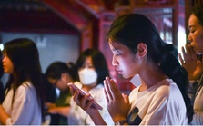 Sĩ tử đến Văn Miếu cầu may trước kỳ thi vào 10 Sĩ tử đến Văn Miếu cầu may trước kỳ thi vào 10