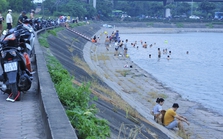 Hà Nội: Hồ Linh Đàm trở thành "bãi biển giải nhiệt" giữa nắng nóng đỉnh điểm, người dân lưu ý thứ luôn cần mang theo để phòng thân