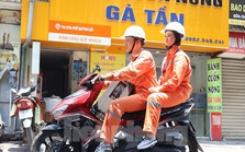 Nhân viên điện lực dùng loa kéo đi từng phố kêu gọi người dân tiết kiệm điện Nhân viên điện lực dùng loa kéo đi từng phố kêu gọi người dân tiết kiệm điện