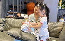 Đàm Thu Trang khoe ảnh con gái 3 tuổi phụ mẹ chăm sóc em út Đàm Thu Trang khoe ảnh con gái 3 tuổi phụ mẹ chăm sóc em út