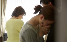 Chăm sóc mẹ chồng bệnh tật 10 năm không màng tiền bạc, khi bà mất con dâu phát hiện tài khoản có thêm 5,9 tỷ đồng mà 'chết lặng'
