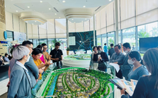 Theo làn sóng hạ lãi suất, nhiều chủ đầu tư kích hoạt dự án trở lại, kì vọng vượt qua “vùng đáy” của thị trường địa ốc