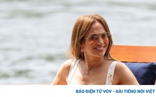 Jennifer Lopez toát lên vẻ sành điệu của thập niên 70 trong trang phục dạo phố