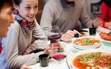 Vinh dự được mời dự tiệc tối, người EQ cao tránh 4 sai lầm dại dột này, nhiều người vẫn vô tư mắc phải
