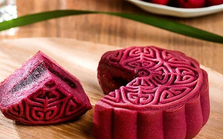 Bánh trung thu kiểu hiện đại, giá mỗi chiếc bằng nửa cân thịt: Kẻ khen tấm tắc, người chê... "mất chất"