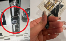 Cặp đôi phát hiện bí mật ở ổ điện khách sạn nên phải làm gấp 1 việc rồi mới dám đi ngủ