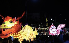 Hà Tĩnh: Hàng nghìn người xuống phố rước đèn trung thu khổng lồ Hà Tĩnh: Hàng nghìn người xuống phố rước đèn trung thu khổng lồ