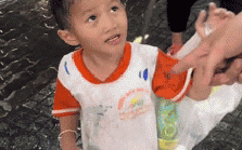Đem xấp tiền lẻ tới mua cơm, cậu bé bán vé số thuật lại lời dặn của bà khiến chủ tiệm bối rối